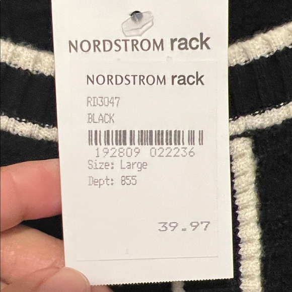 Chic Black Long Sleeve Sweater Dress with White Accents - Picture 3 of 7